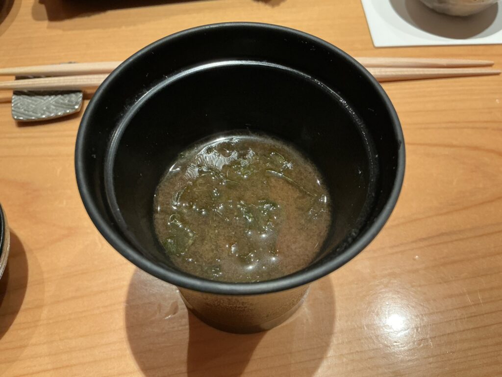 鮨つぼみの赤出汁