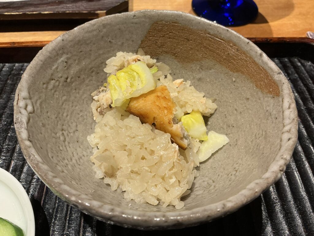 三分楼の桜鱒と春キャベツの土鍋炊き込みご飯