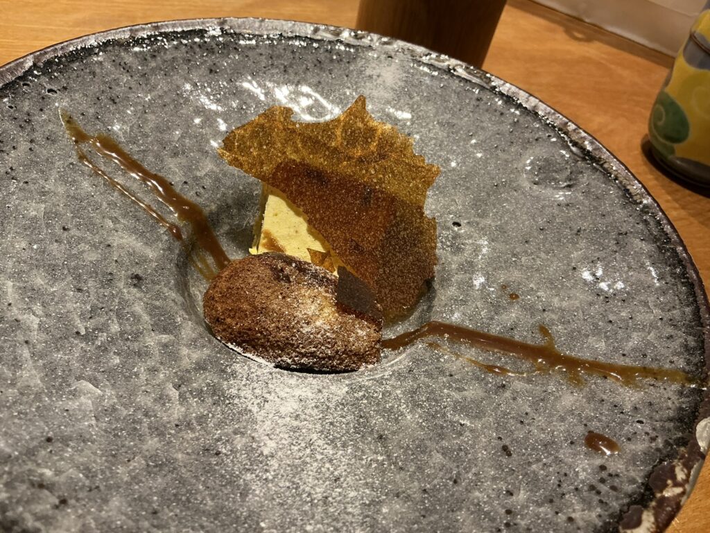 三分楼のほうじ茶のフィナンシェ、ピスタチオのセミフレッド