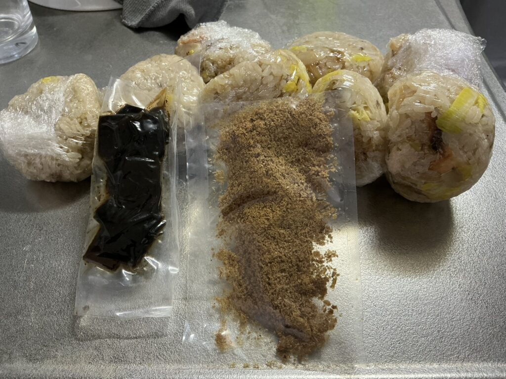 三分楼の桜鱒と春キャベツの土鍋炊き込みご飯