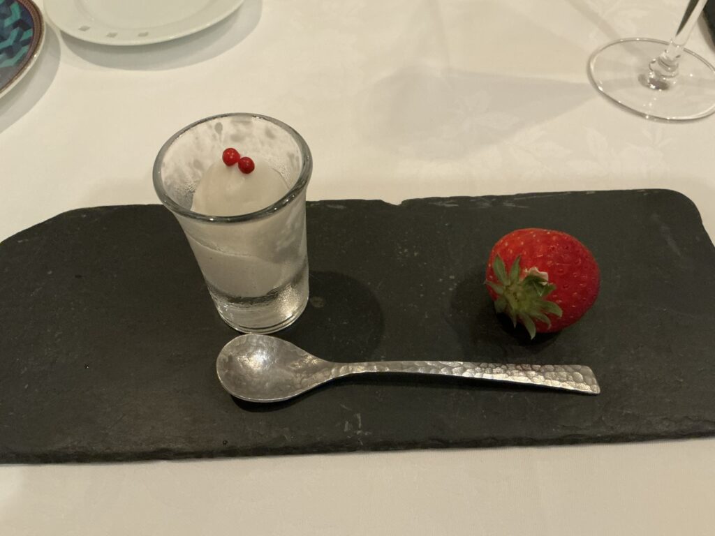 ラ・ブランシュの新玉ねぎのソルベ、福島特別栽培の苺