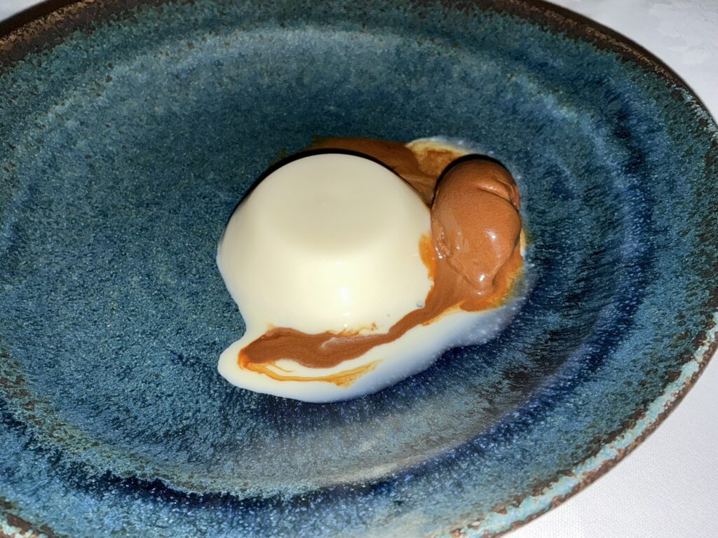 ラ・ブランシュのアーモンドのブラマンジェとキャラメルのアイスクリーム