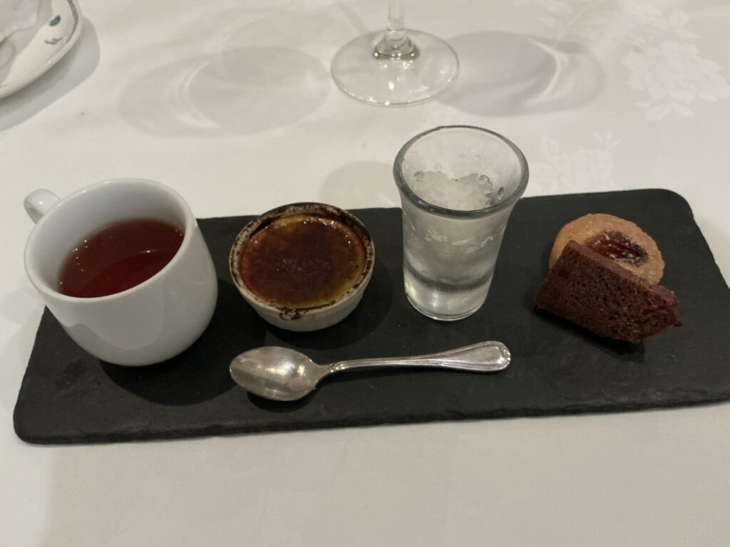 ラ・ブランシュのイチゴのクッキー、八角のグラニテなど