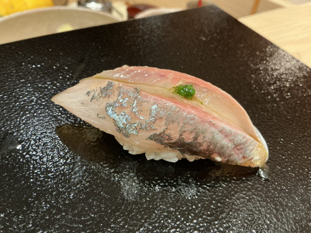 すし良月のアジ