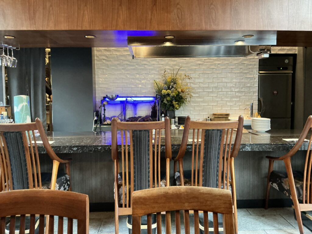 鉄板焼花の店内