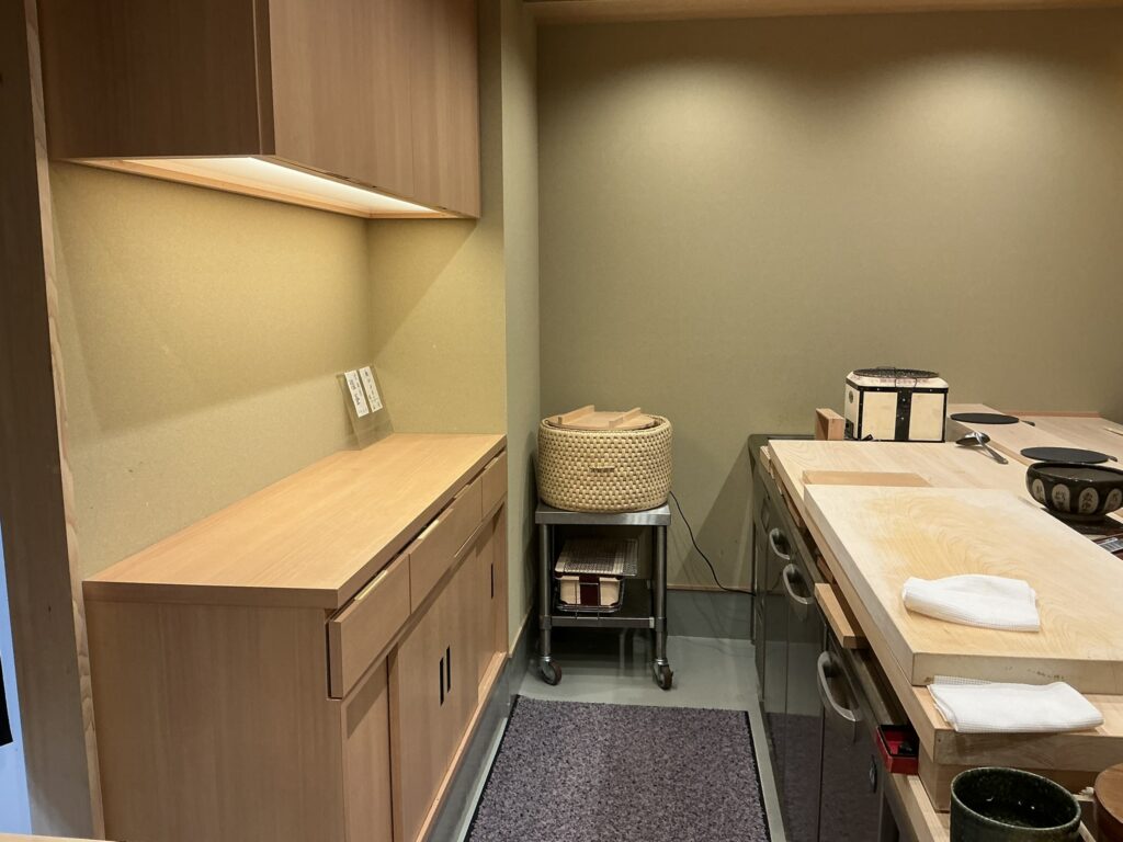 鮨かみなりの店内