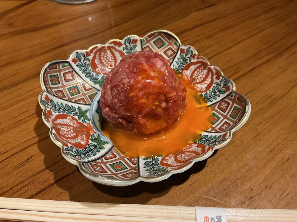肉の頂の和牛炙りユッケ