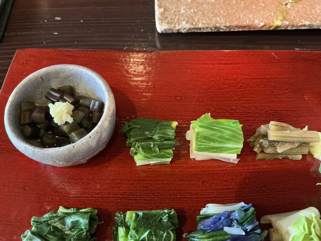 たでの葉の山菜の盛り合わせ