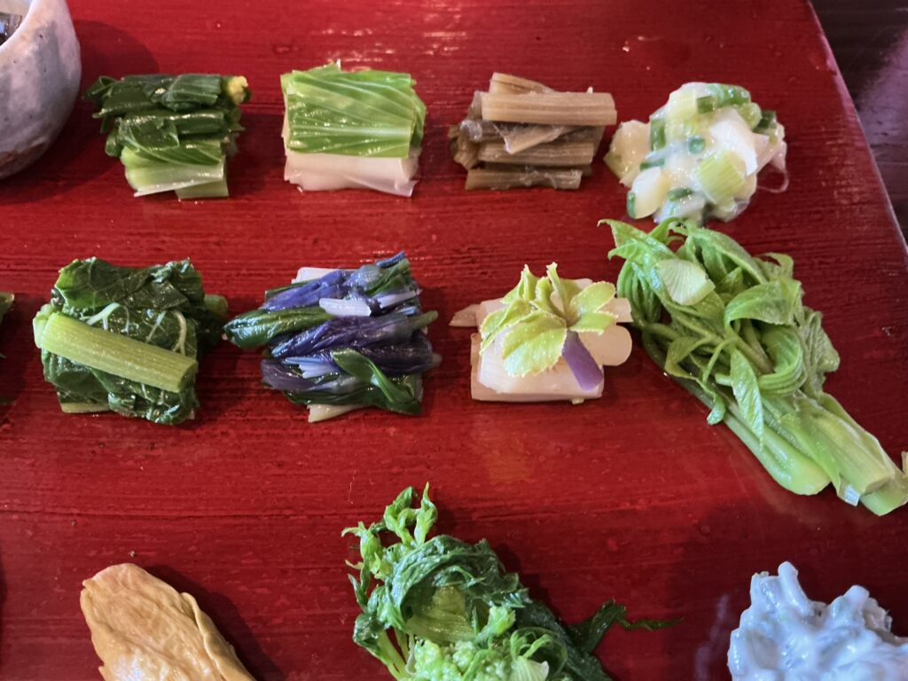 たでの葉の山菜の盛り合わせ