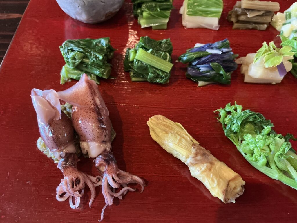 たでの葉の山菜の盛り合わせ