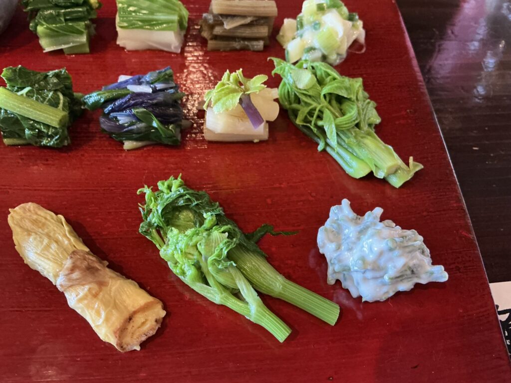 たでの葉の山菜の盛り合わせ