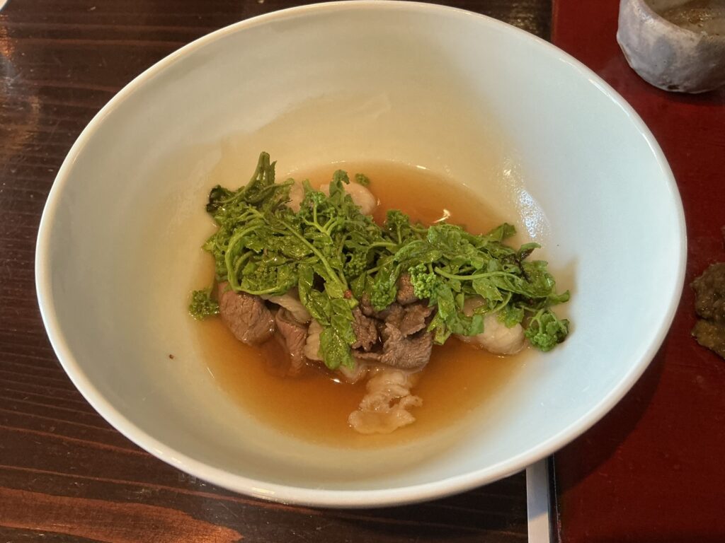 たでの葉のツキノワグマ