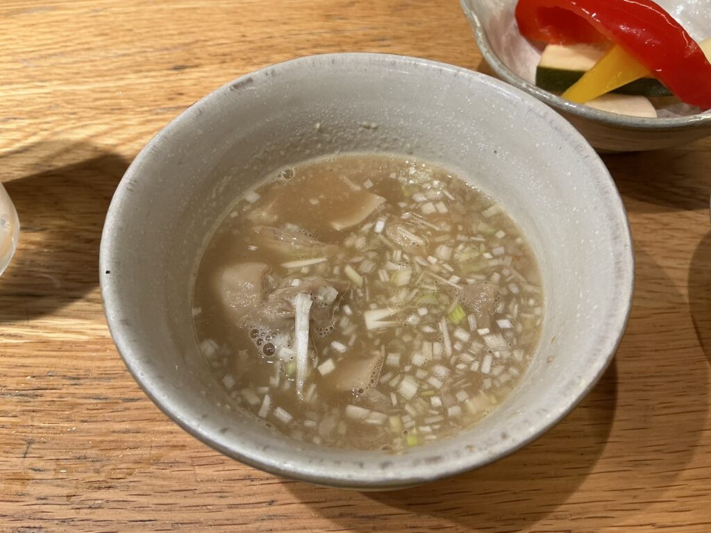 ホルモン焼婁熊東京のスープも楽しめる「もつ煮込み」