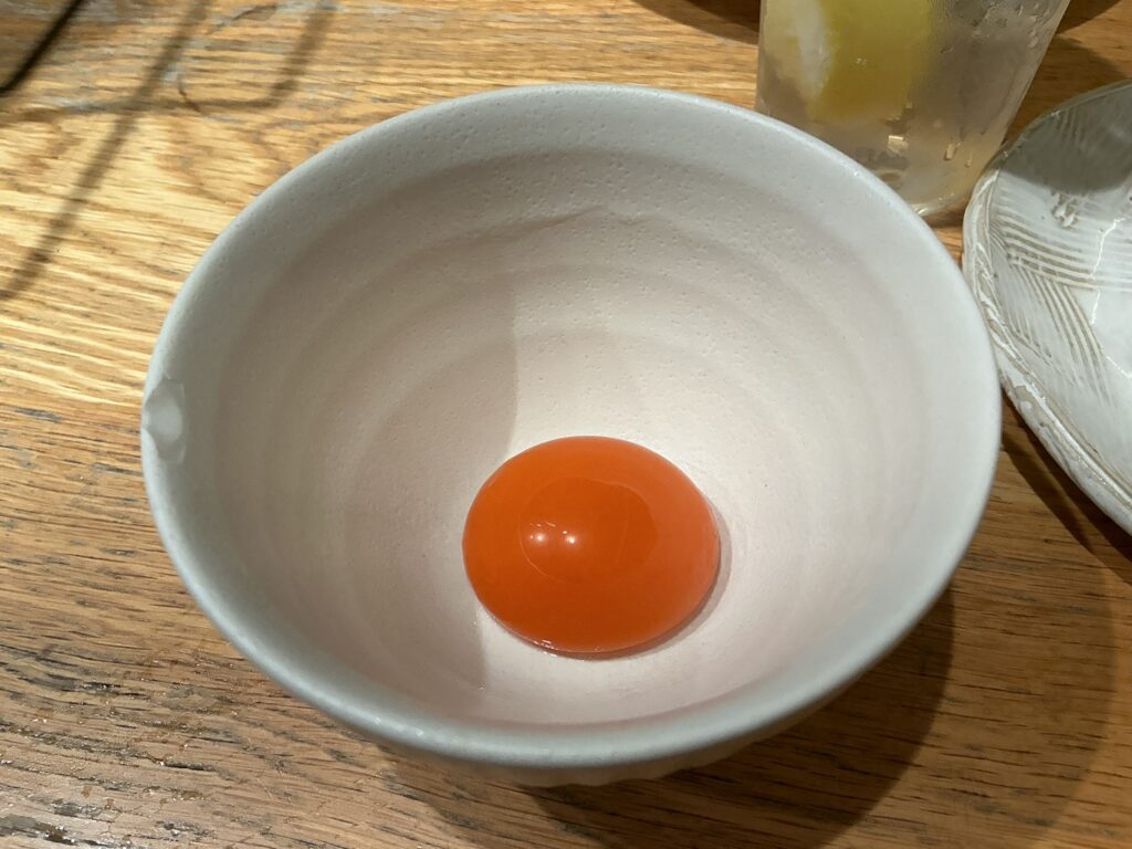 ホルモン焼婁熊東京の田中農場さんの卵で天城黒豚リブロースの焼きしゃぶ