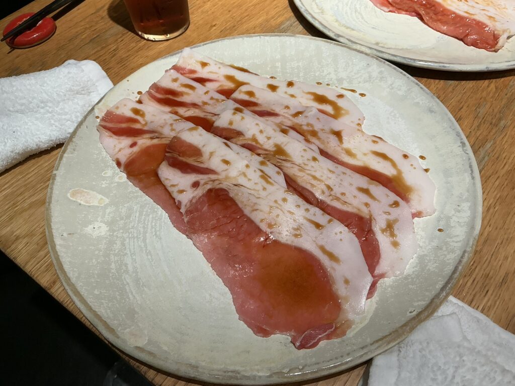 ホルモン焼婁熊東京の田中農場さんの卵で天城黒豚リブロースの焼きしゃぶ