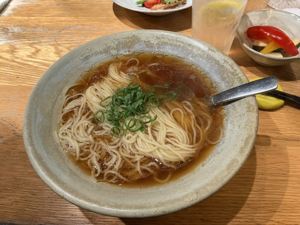 ホルモン焼婁熊東京の飯田商店さんの麺で天城黒豚清湯ラーメン