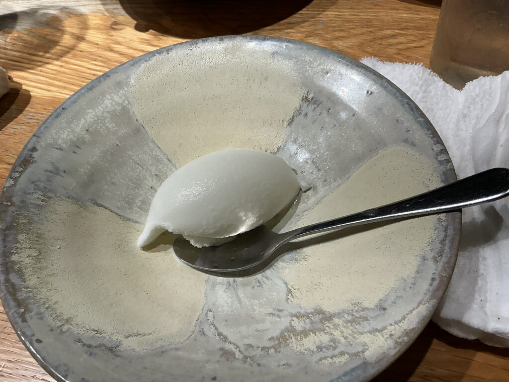 ホルモン焼婁熊東京の自家製「ミルクアイス」