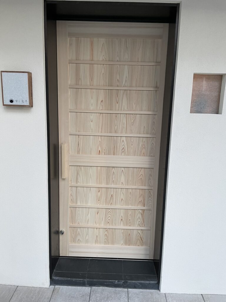 すし良月の玄関