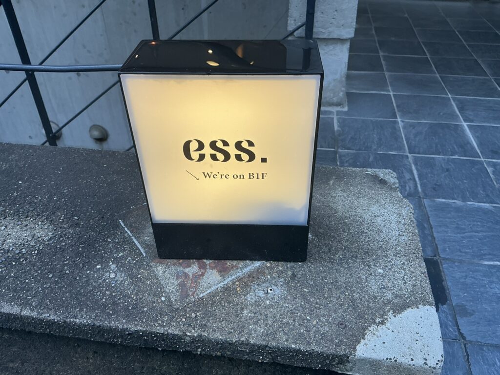 ess.の看板
