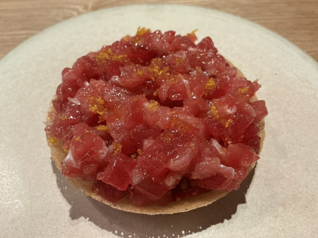 ess.のやま幸本まぐろのタルタルと凝縮トマトのパーネカラサウ