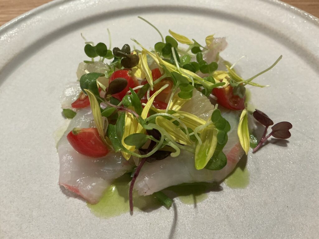 ess.の丸鉄水産より神経〆鮮魚のカルパッチョ