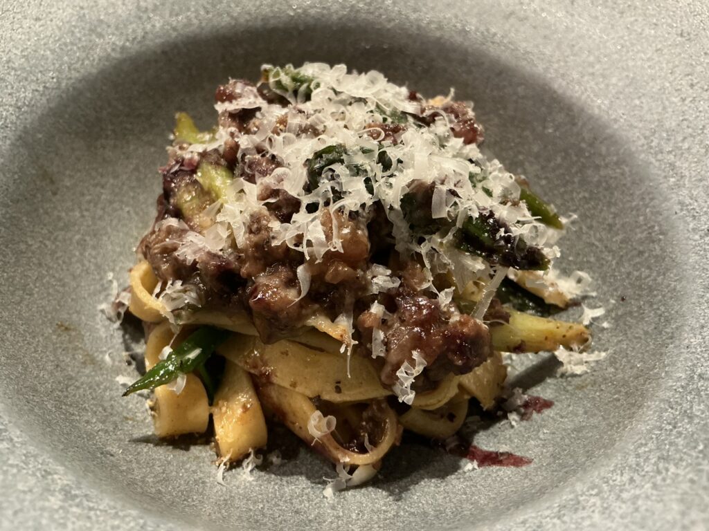 ess.のあか牛と葉にんにくのボロネーゼ