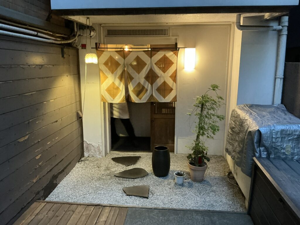 鳥とみの玄関