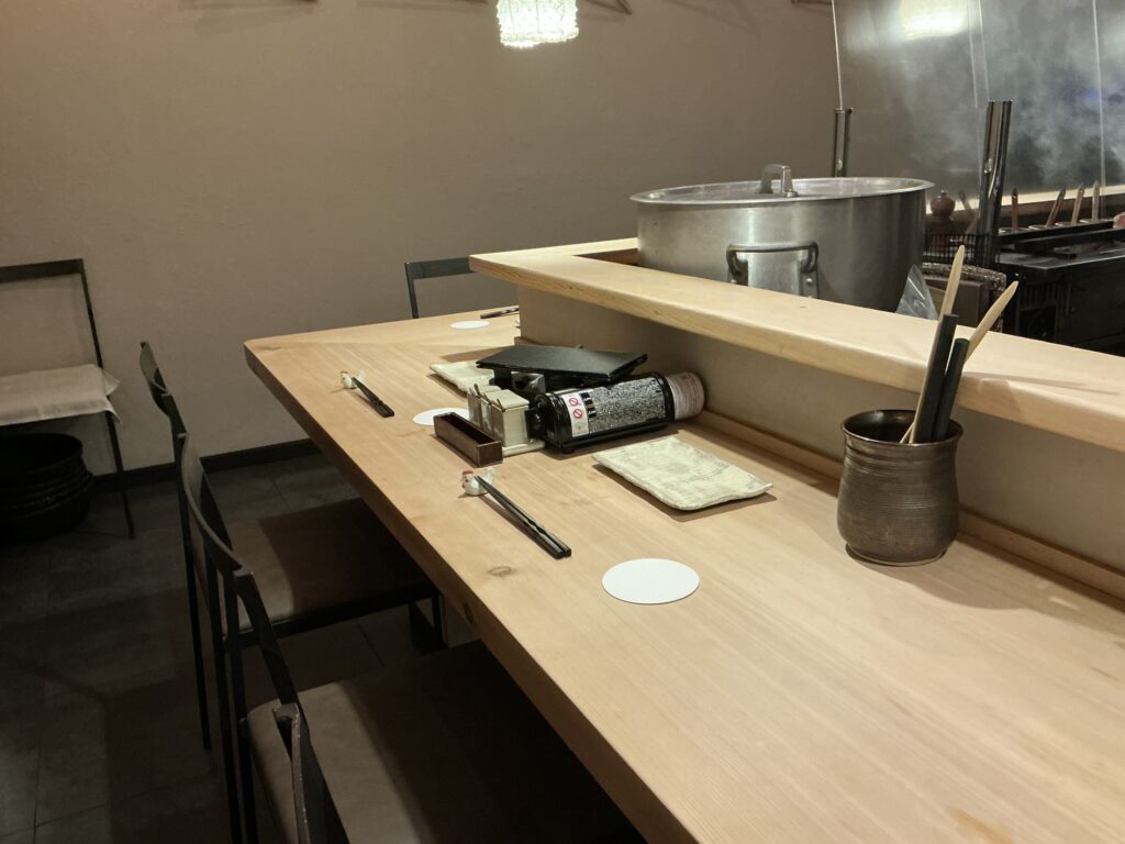 鳥とみの店内