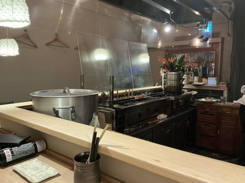 鳥とみの店内