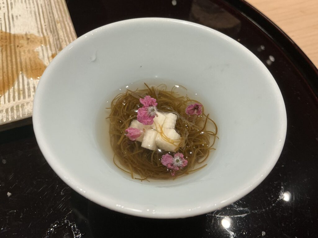 鳥かぜの岩モズクと山芋の酢の物