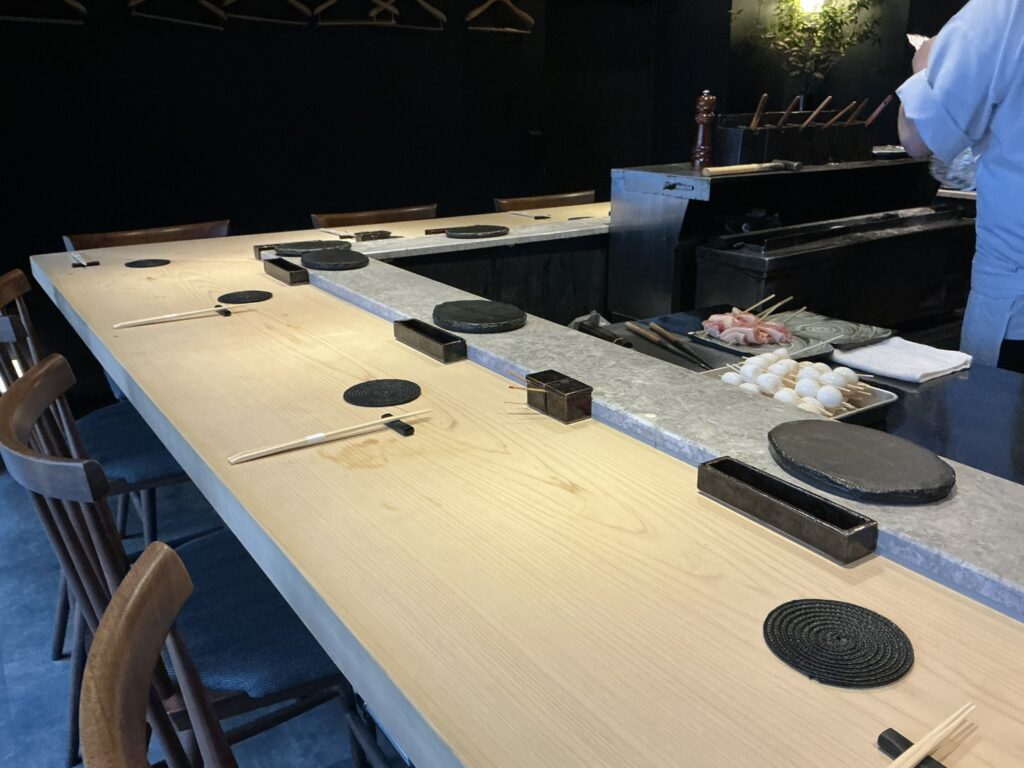 鳥つきの店内