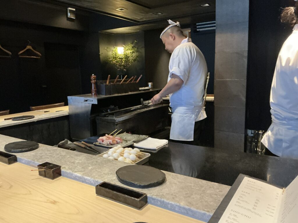 鳥つきの店内