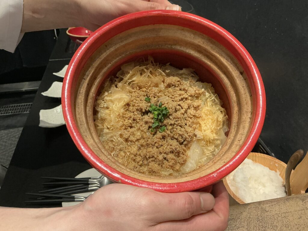 鳥おかの新タマネギとそぼろの土鍋ご飯