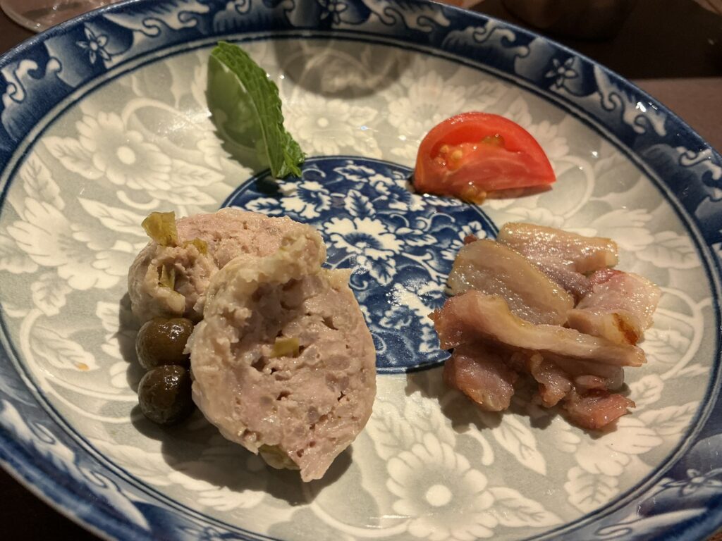 マツシマのトン族とタイ族の酸肉食べ比べ