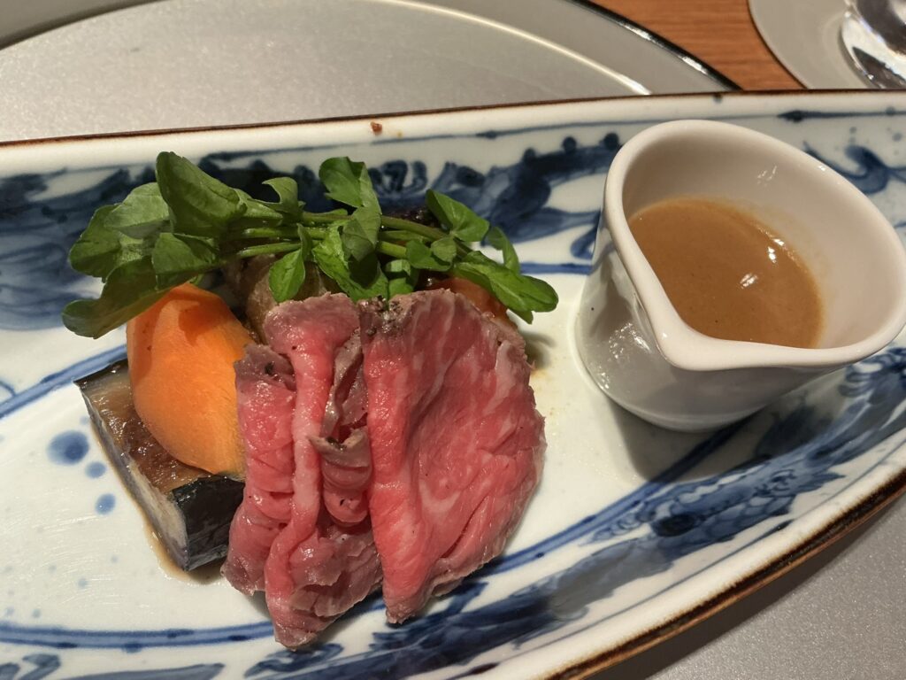 ろくさん亭の和牛ローストビーフ 野菜色々 ロシェル特製山菜ソース