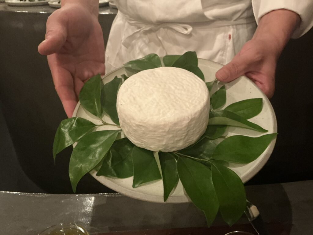 Siamo noiのサザエ 白カビチーズ・アスパラ