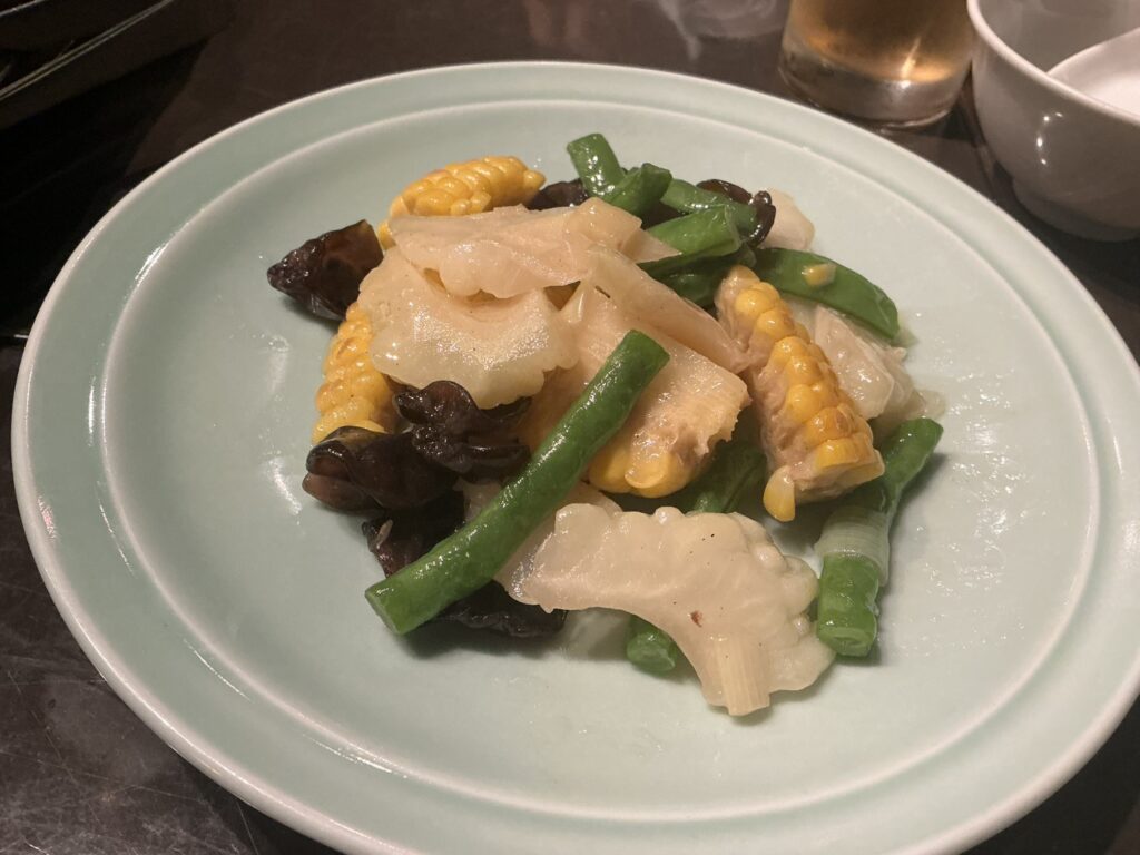 黒猫夜の季節の野菜炒め