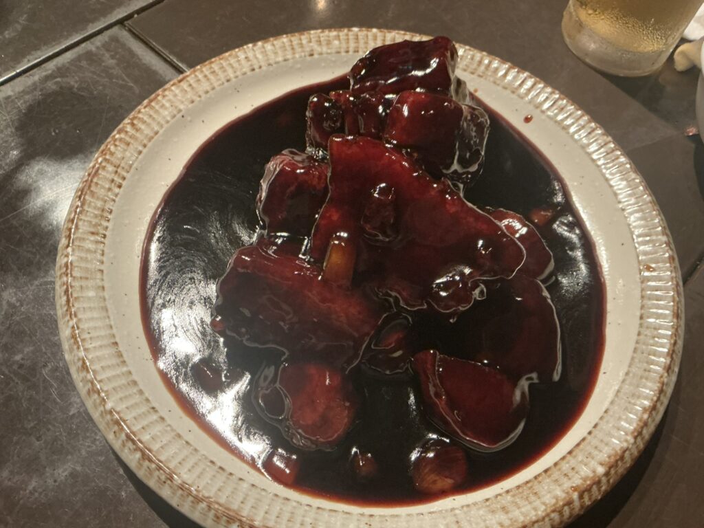 黒猫夜の黒酢のスブタ　里芋添え