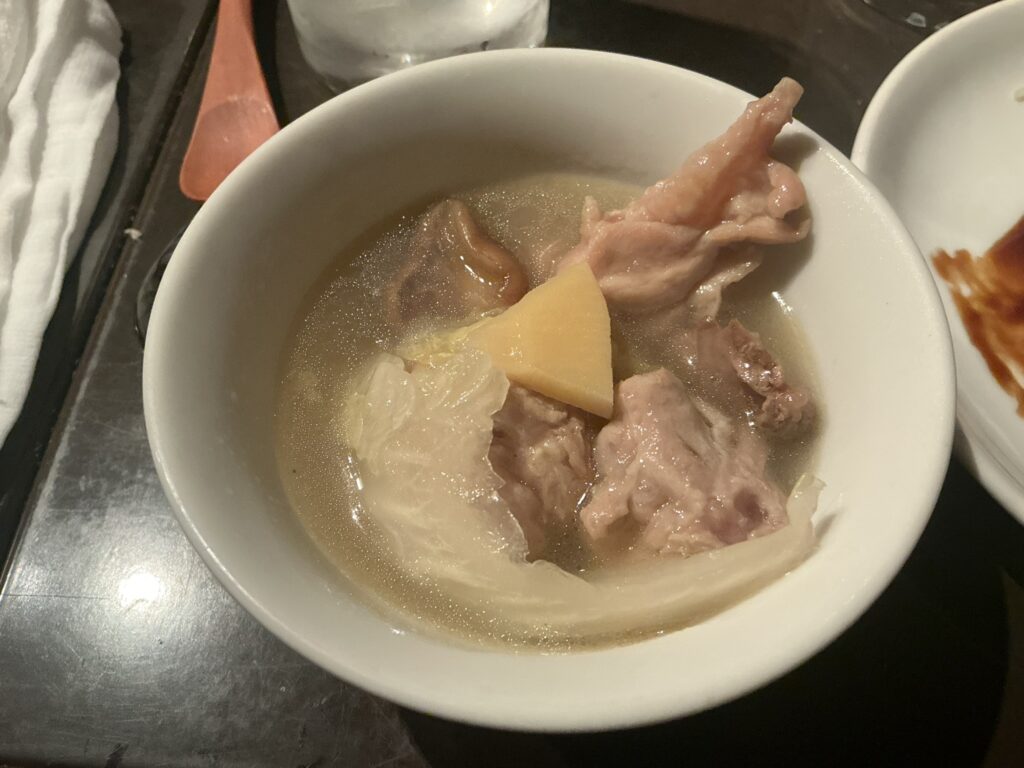 黒猫夜の大山鶏の薬膳スープ