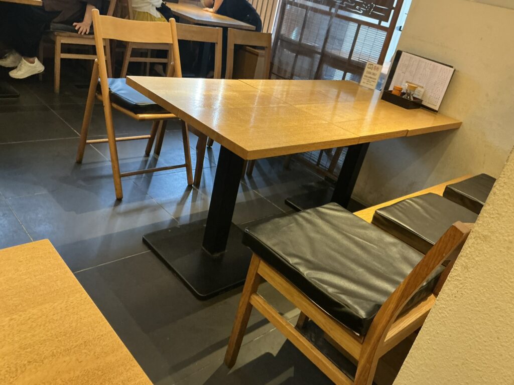 二天門やぶの店内
