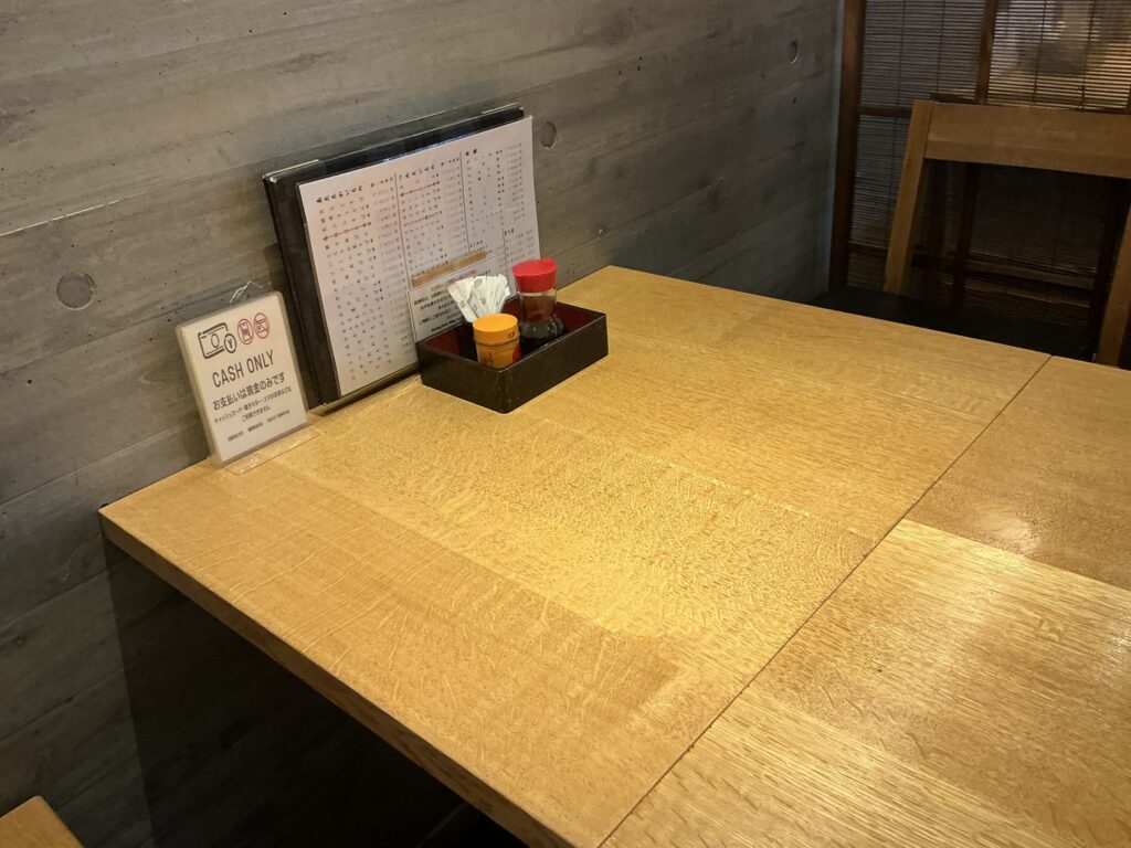 二天門やぶの店内