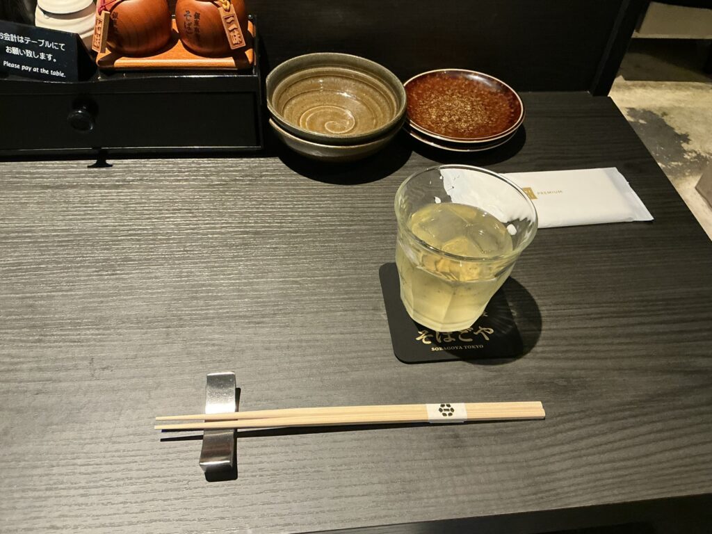 麻布十番そばごやのテーブルセット