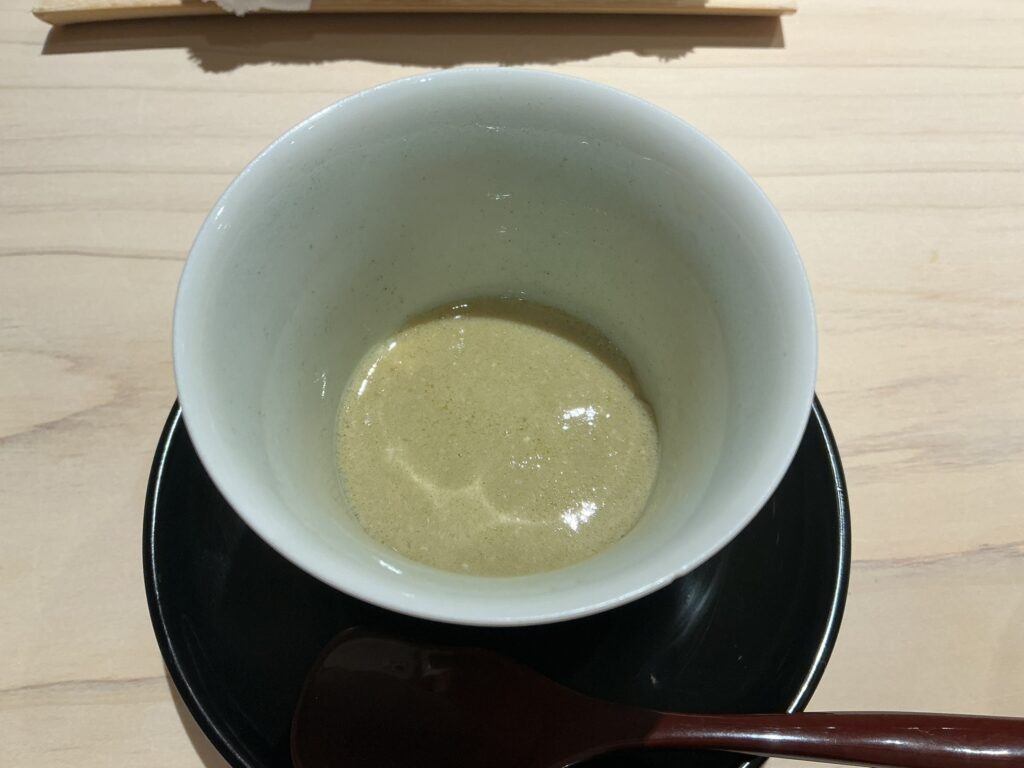 すし処優勝のベニズワイガニの玉締め