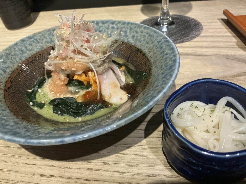とり卓忠の黄金シャモのムネ肉の冷やし中華仕立て