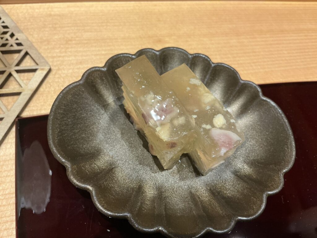 鮨に出汁わるつの鮪ガツと卵の煮凝り