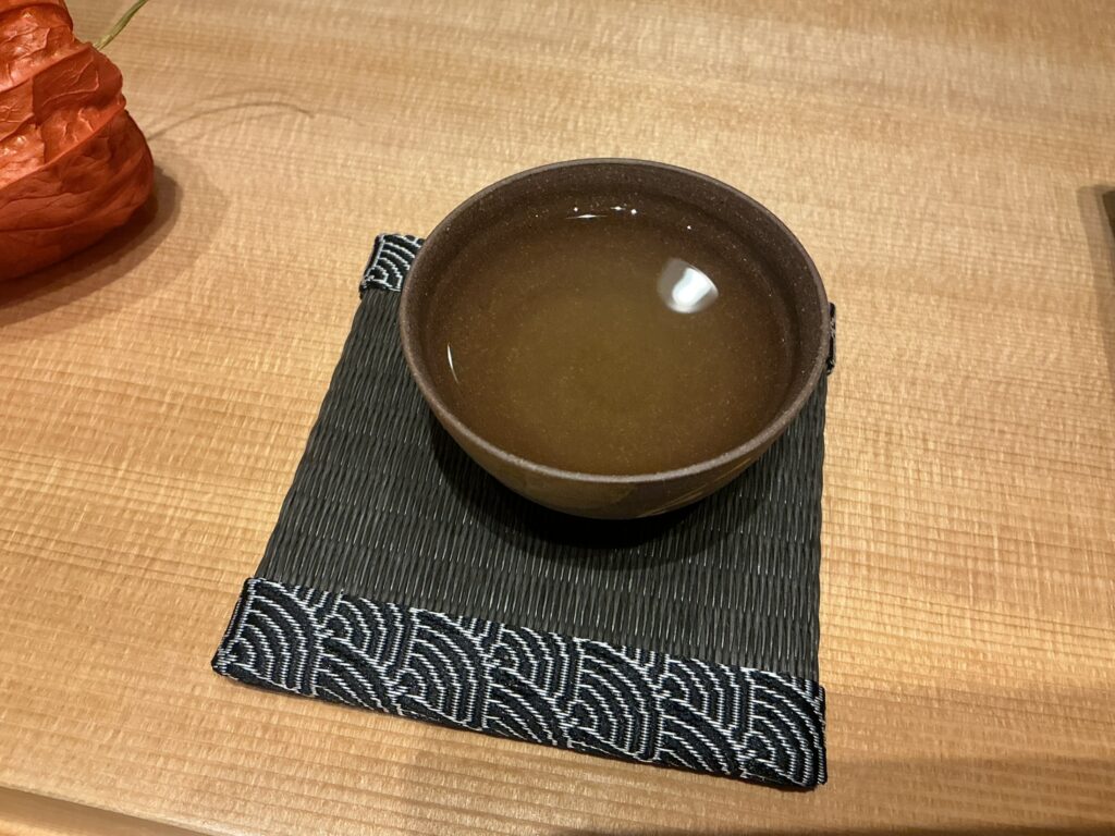 鮨に出汁わるつの煮干し、昆布、鰹節、鯖節のお出汁