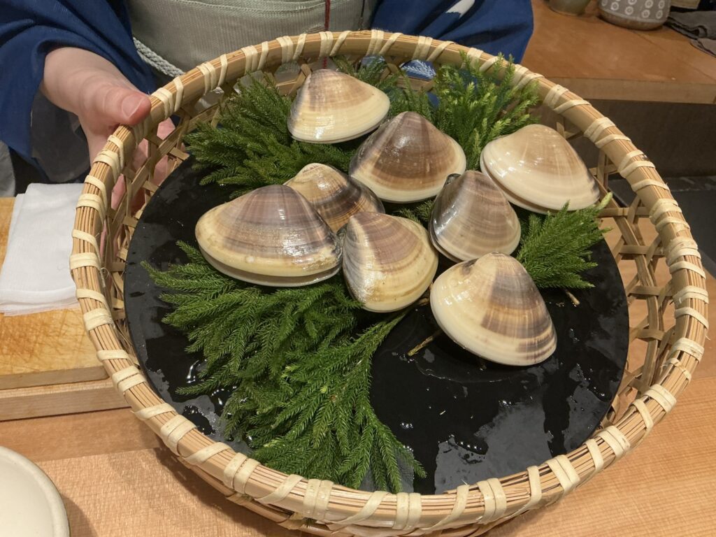 鮨に出汁わるつのハマグリ