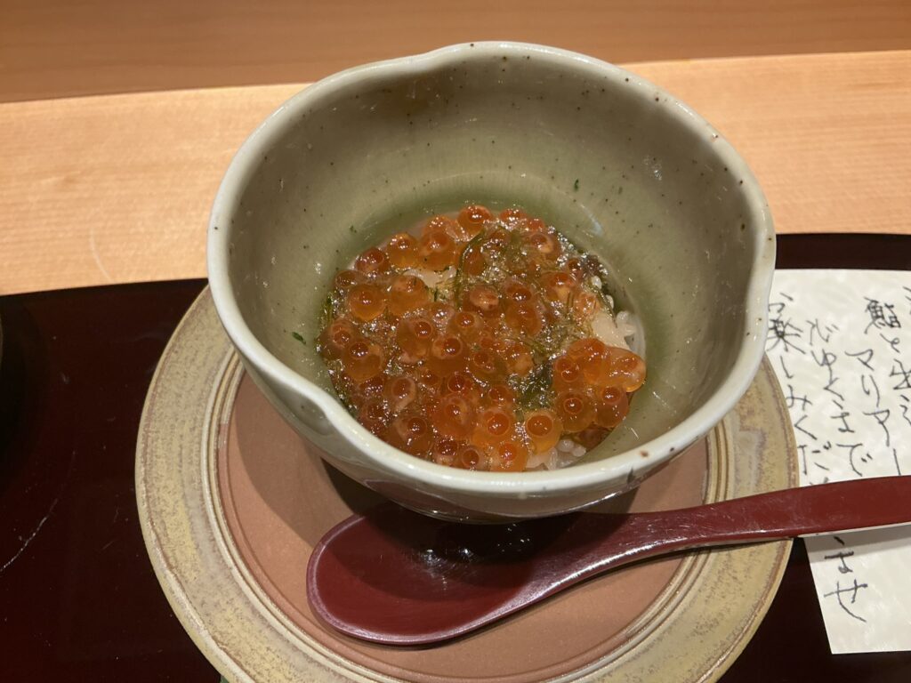 鮨に出汁わるつのイクラとカゴメ昆布の松前漬け