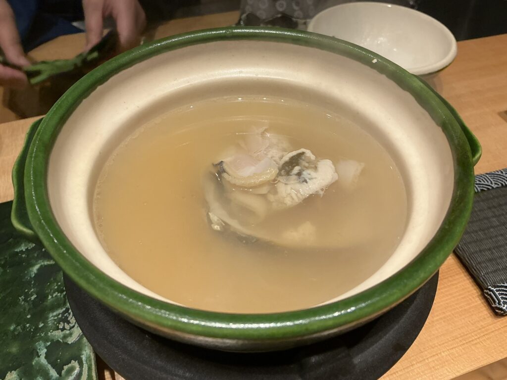 鮨に出汁わるつのハマグリ