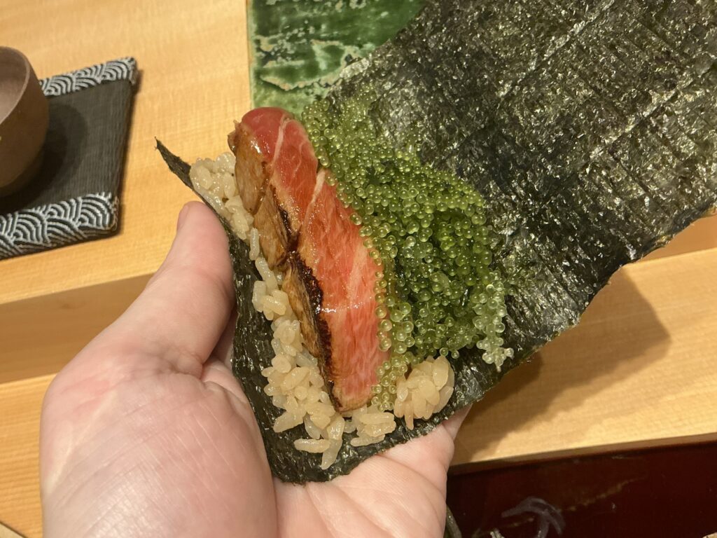 鮨に出汁わるつの大トロと海ぶどうの手巻き鮨